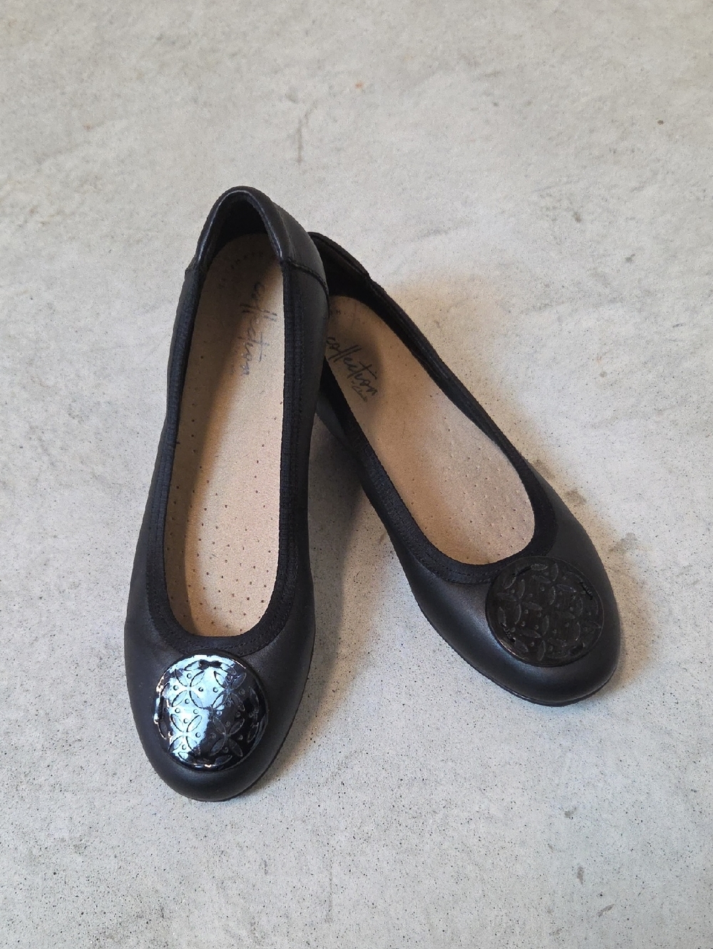 Clarks Collection Women's Black Ballet Flats with Decorative Medallion Size 7